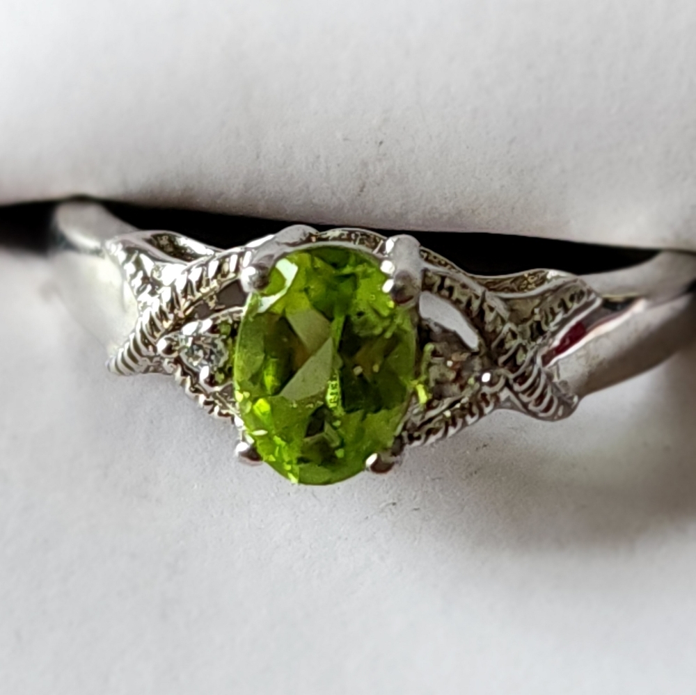 Gently preowned peridot gemstone with CZ diamond chips in SS size 7